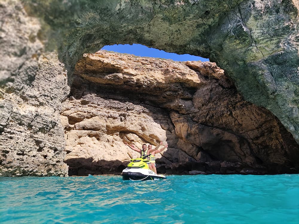 Comino caves: the ten we visit, and the tide that opens them